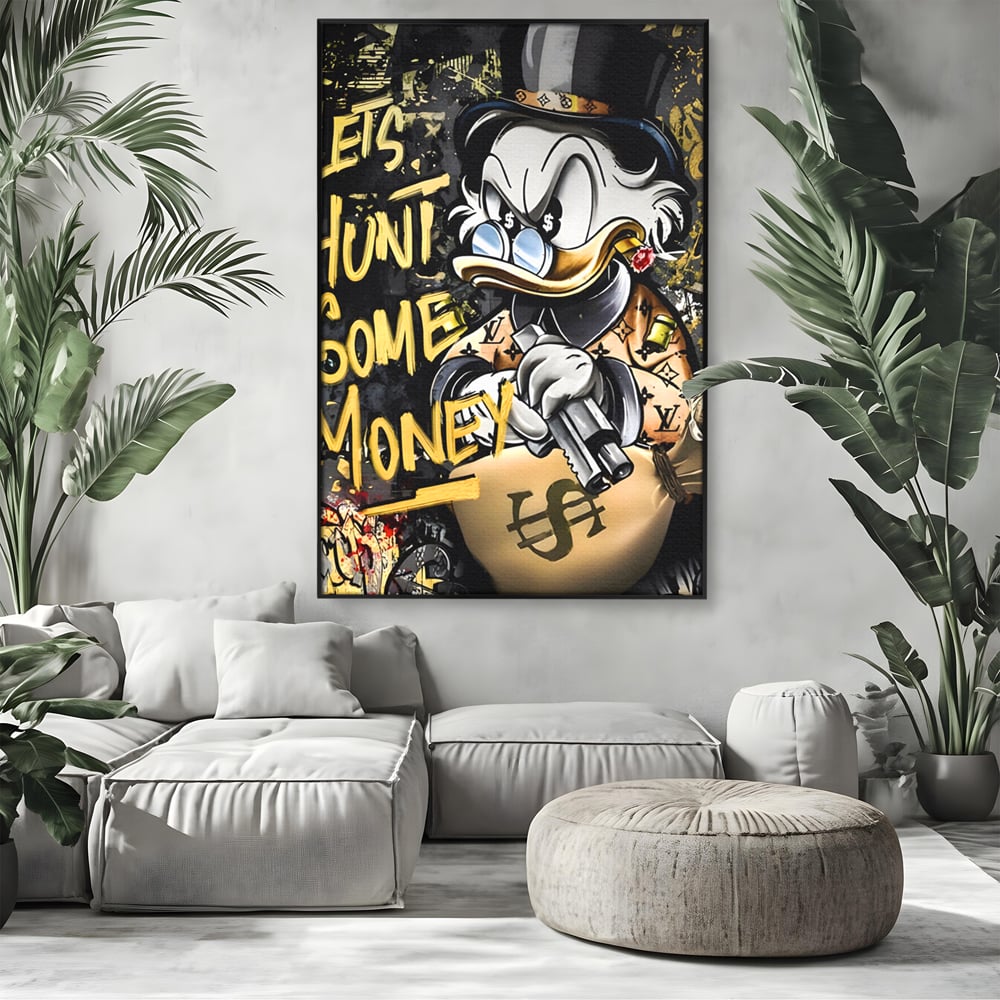 Tablou canvas cu ilustratie cu scrooge duck tinand o arma, in rama de aluminiu negru, pe perete intr-un living